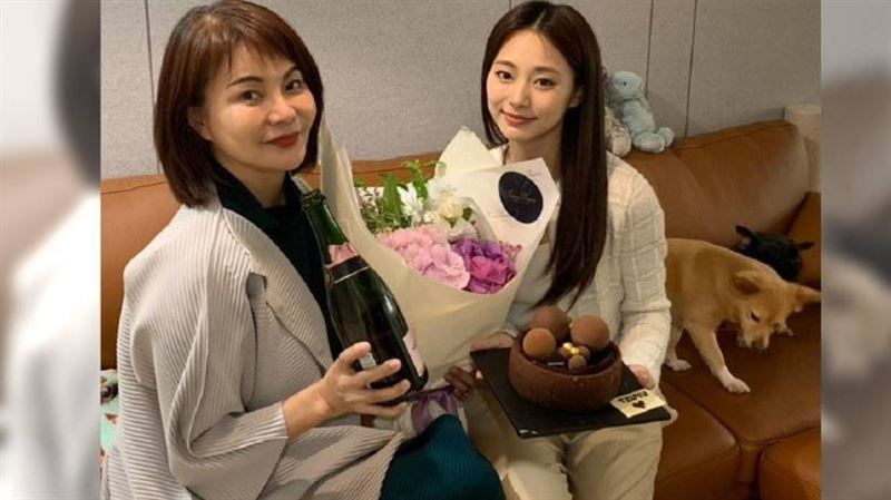 子瑜返台了!只有媽媽全程陪飛「竟無JYP人員隨行」 她首公開回應