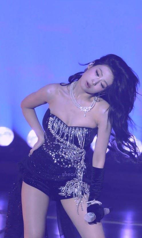 馬甲位移險走光！BLACKPINK師妹團19歲成員「撥髮急遮」　網怒轟公司