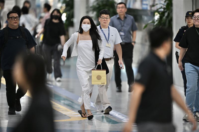 MAMAMOO頌樂、玟星現身小港機場掀暴動　收下「這名產」笑開懷帶著走