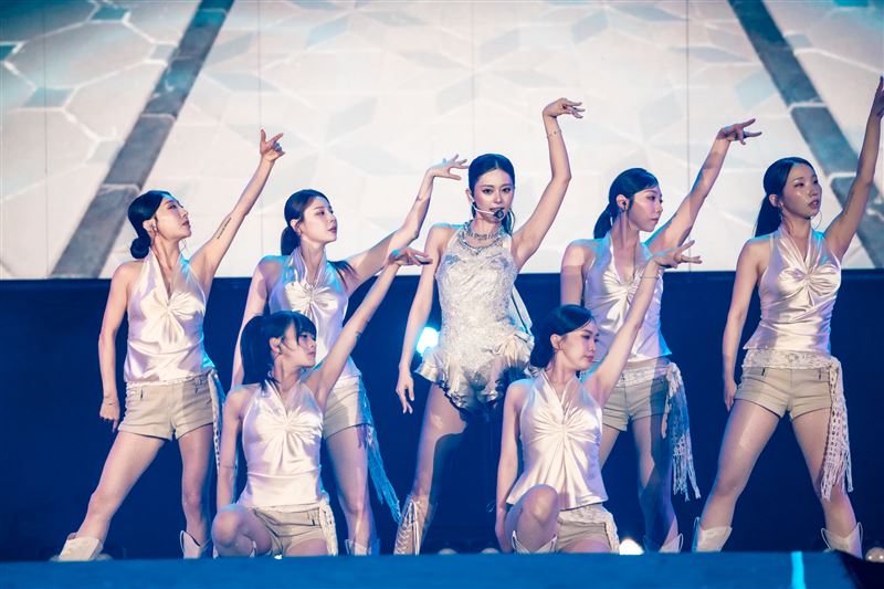 直擊／子瑜翻唱孫燕姿〈第一天〉！合體美國大咖男dancer「大秀雙人舞」