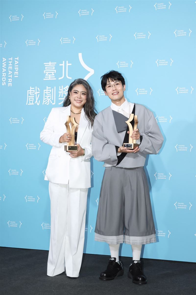 「借親弟精子」懷孕！同性導演挺孕肚拿2獎《陽光女子》女星奪劇后
