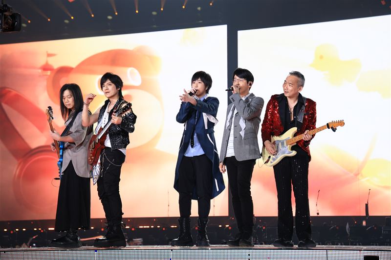 直擊／成軍41年神級天團來了！空降五月天演唱會　大巨蛋萬人暴動