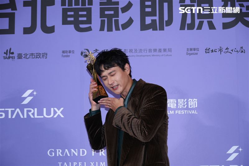 北影28／劉冠廷奪影帝淚崩！後台擴音打給孫可芳　她哽咽：知道你會得獎