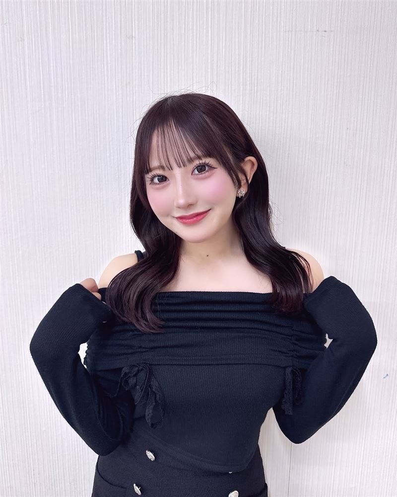 22歲女星「第一視角秀美甲」怎麼拍的?意外爆紅 答案揭曉千萬網友傻眼
