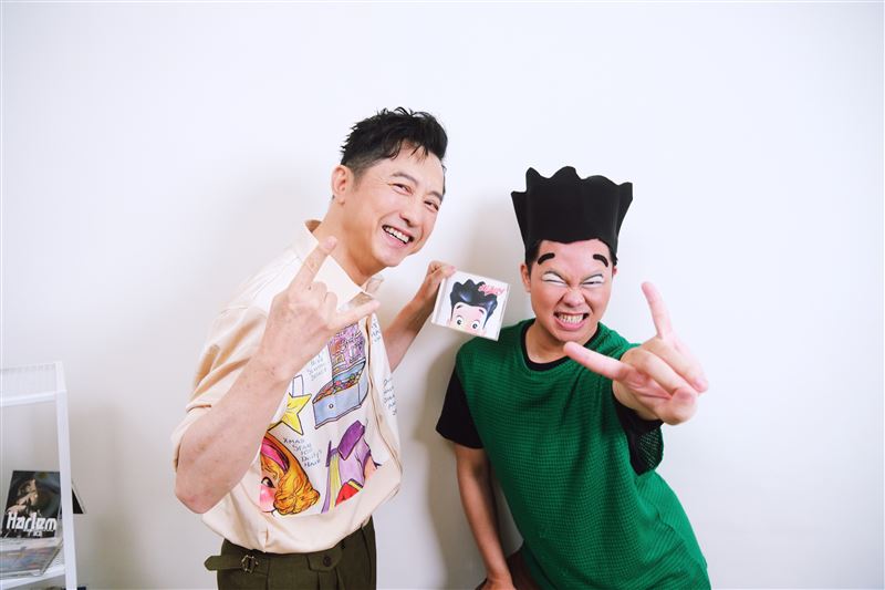 64歲庾澄慶遇狂粉示愛!化身「哈寶寶」致敬 本人神吐槽:像濟顛帽