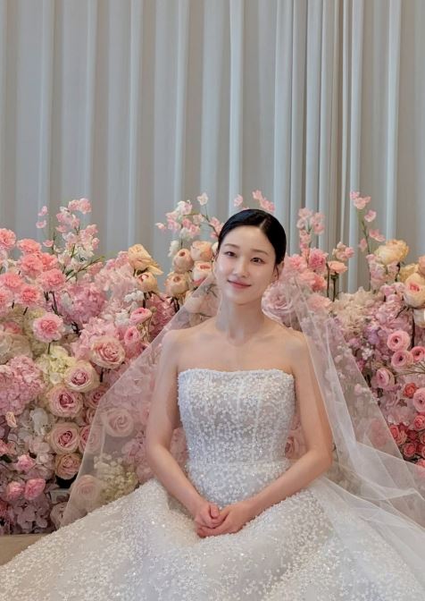 突喊「我要結婚了」！33歲女星甜曬戒指、絕美婚紗照　真實內幕曝光