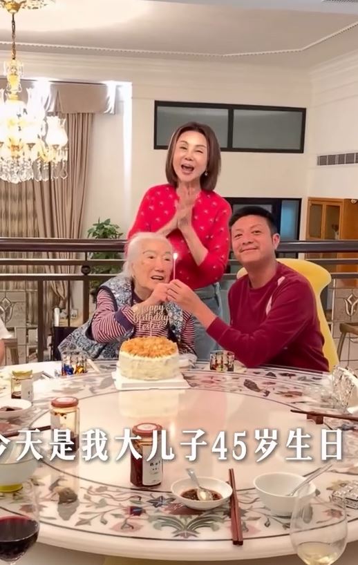 斷富豪獲天價贍養費!69歲婉君表妹三代同堂 合照曝一家神基因
