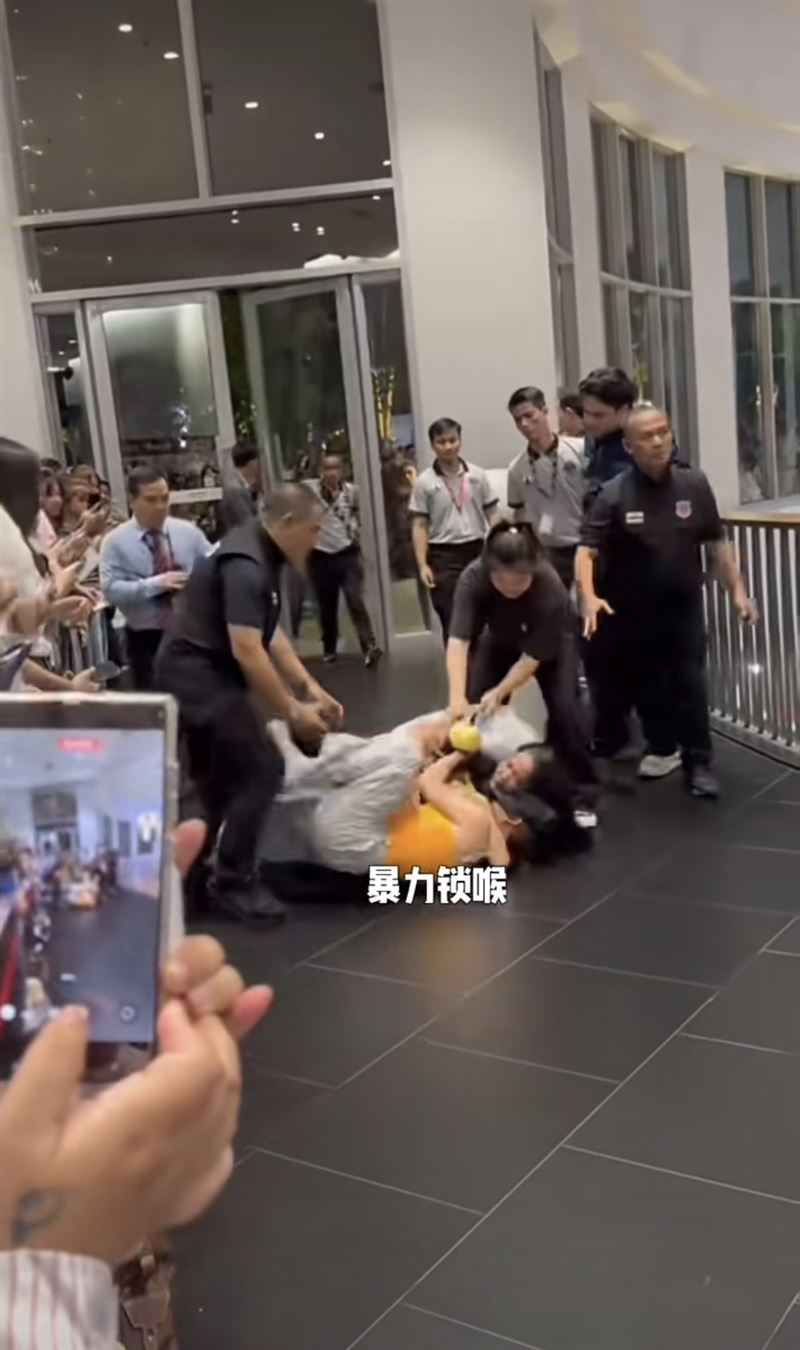 泰星簽售出事！中國女粉爆插隊「遭鎖喉重壓在地」　官方喊：無國籍歧視