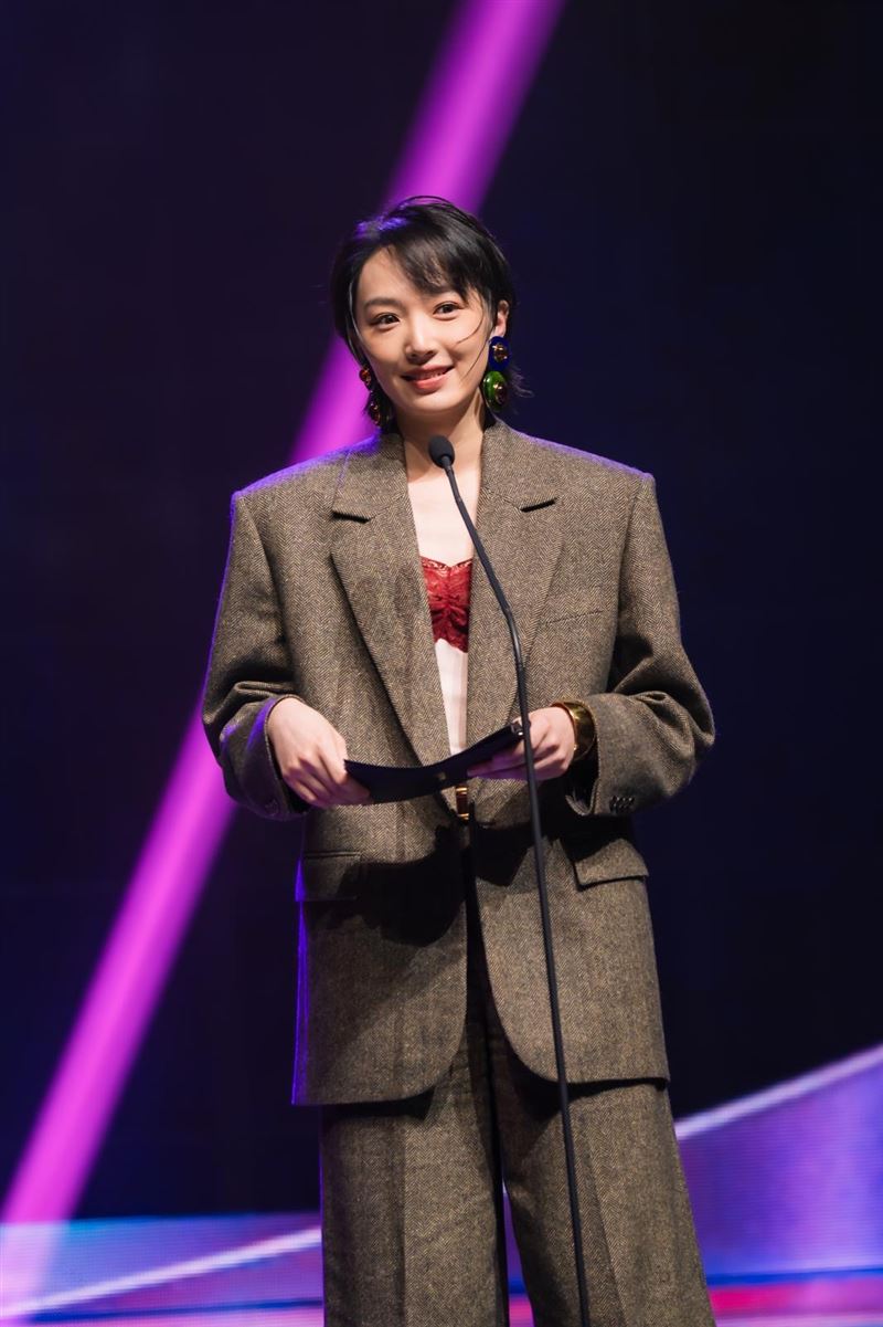 蔡思韵追星成功！朝聖韓國名導「還放閃劉俊謙」　甜送簽名珍藏給老公