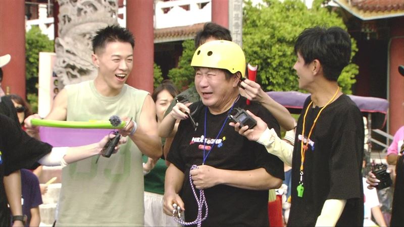 胡瓜錄影驚喊「幹什麼！」　下一秒看見水桶拔腿就跑！慌張畫面曝光