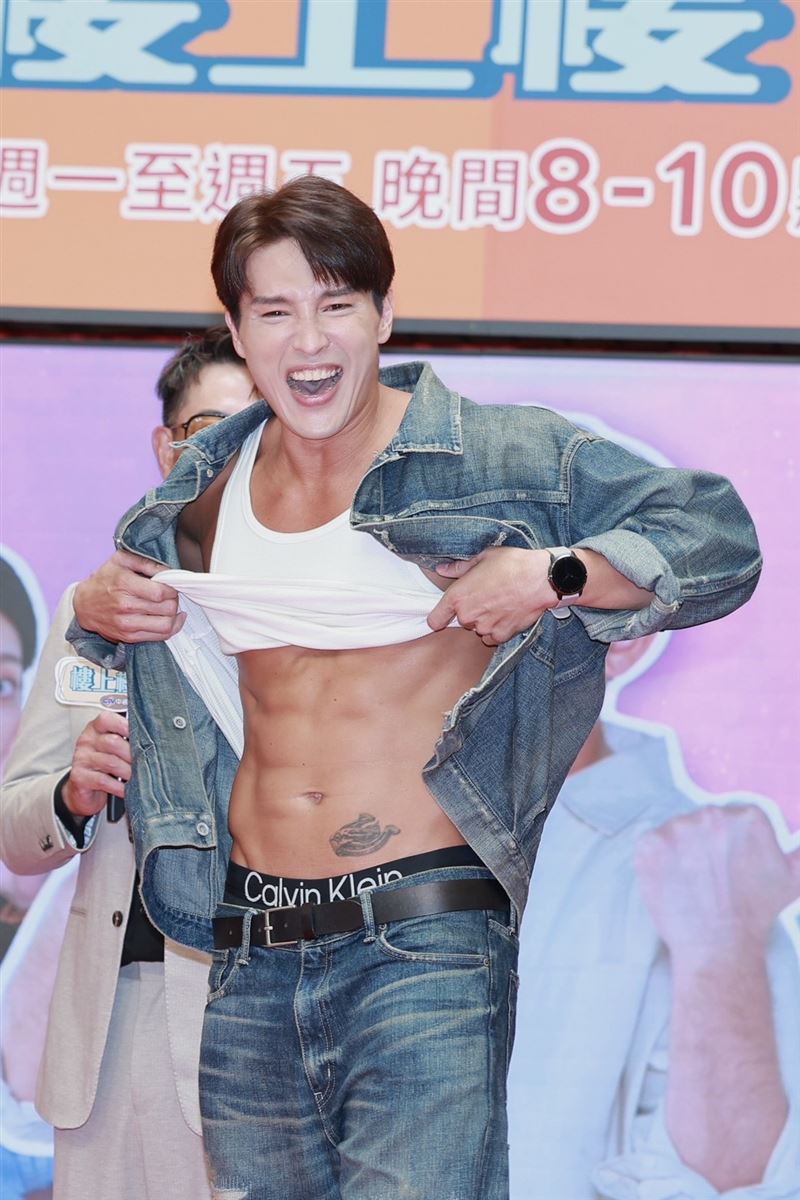 八點檔男神脫了！42歲龍語申降齡演24歲鮮肉　當眾掀衣秀「精實冰塊肌」