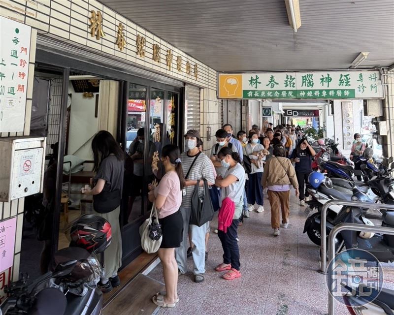獨家／林逸欣返台南親監工拆43年父親診所招牌　 不捨嘆：從小那裡長大