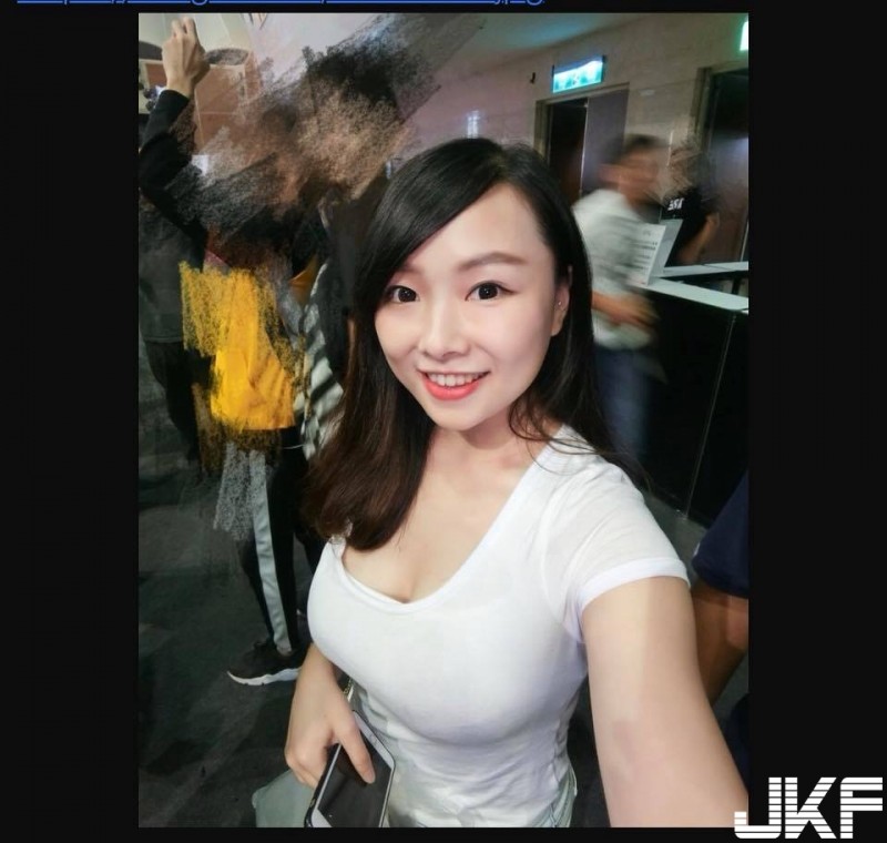 廣播電台女主播「好胸」！藏不住的隱乳呼之欲出，感覺滿到要彈出來了….