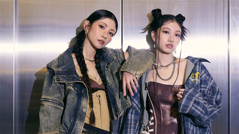 李千娜親生女兒22歲了!母女同框根本姐妹 超級凍齡看不出相差19歲