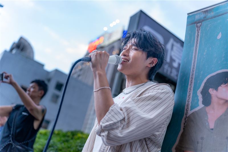 演藝圈新一代雨神是他！男星快閃遇暴雨　歌迷「淋雨苦等1小時」超暖