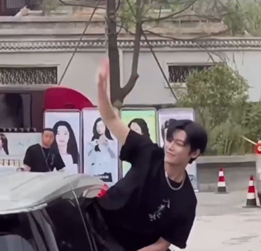 知名男星下班路寵粉惹禍!頭手探出車窗遭檢舉 慘被當地公安約談