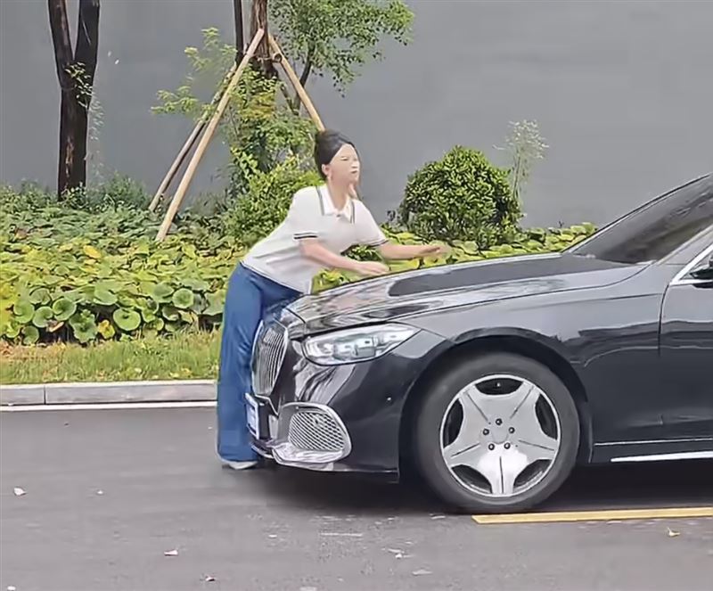 車禍戲來真的!女星遭撞「腦袋重擊地面」零防護 搏命畫面震撼網