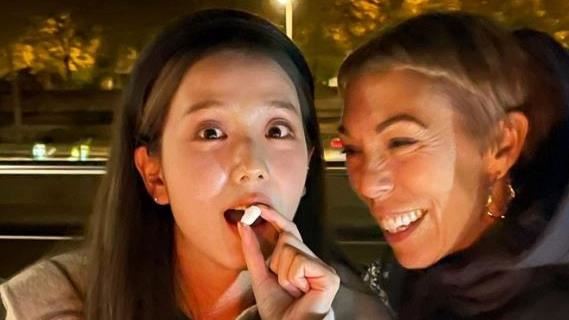 宛如母女!Dior公關總監車禍離世 Jisoo悲痛發聲