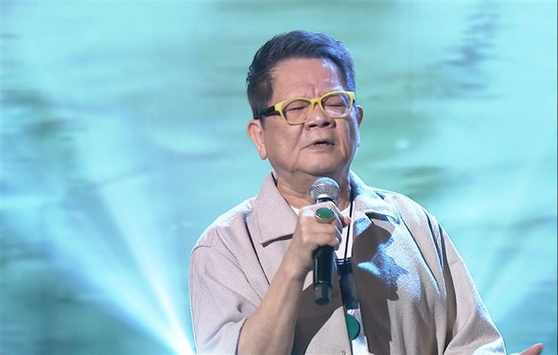 71歲鄭進一昔罹膀胱癌　36次化放療續命！露面鬆口體況