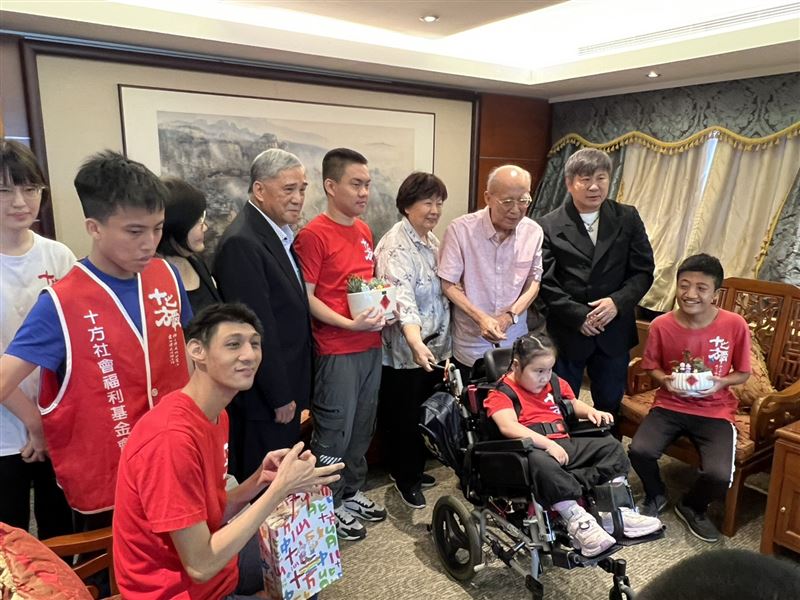 40年前奔走募款建大樓！胡瓜暖謝「超大咖恩人」出手　催淚內幕曝光
