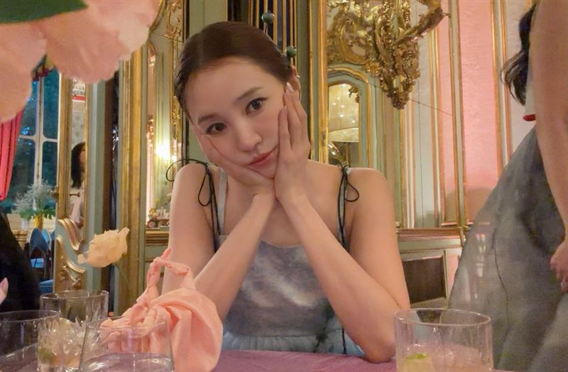 遭轟搶風頭!尹恩惠「薄紗開衩禮服」出席婚禮 本人親上火線回應