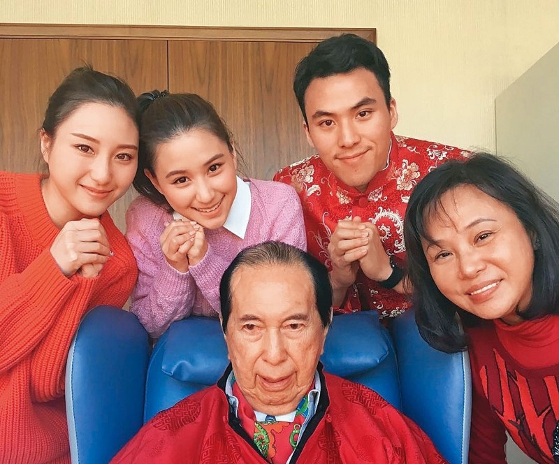 兩兆千金戀房仲/粉紅泡泡破了? 何超雲IG曬全黑圖疑似感情生變