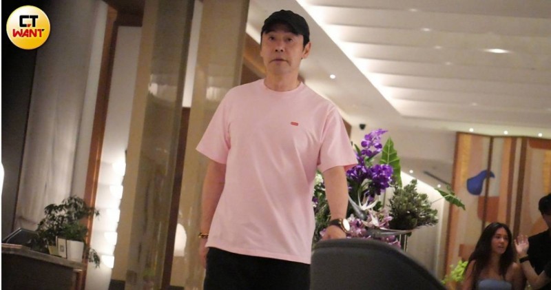 鍾鎮濤帶190公分準洋女婿成焦點　范姜討抱被推開、夫妻下秒放閃超甜
