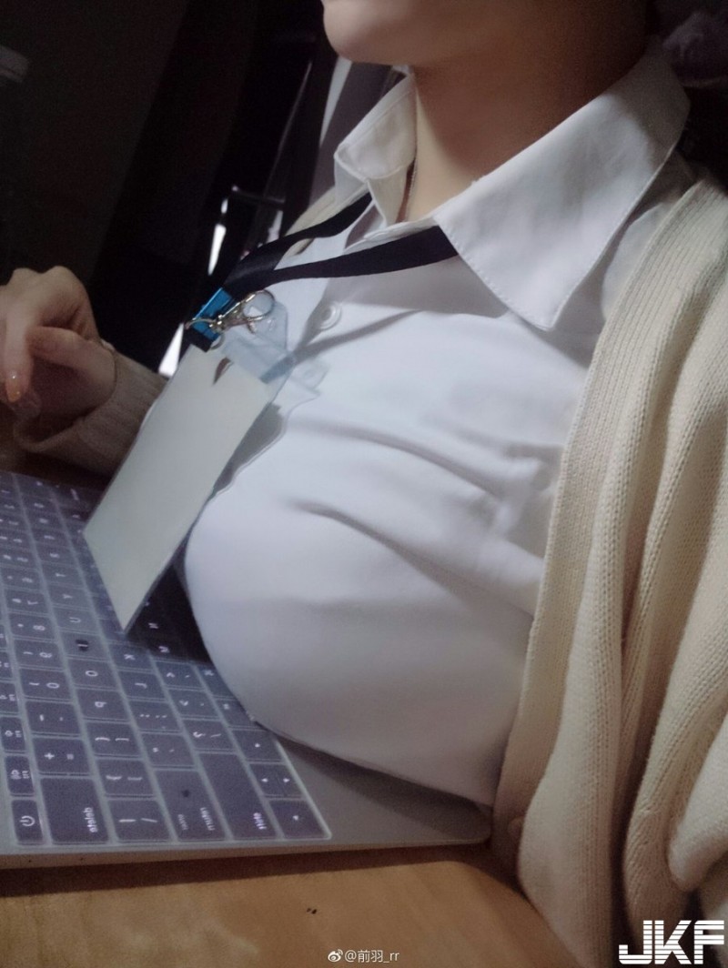 好胸！壞脾氣正妹「乳壓鍵盤」放好放滿，看得我都要喘不過氣了….