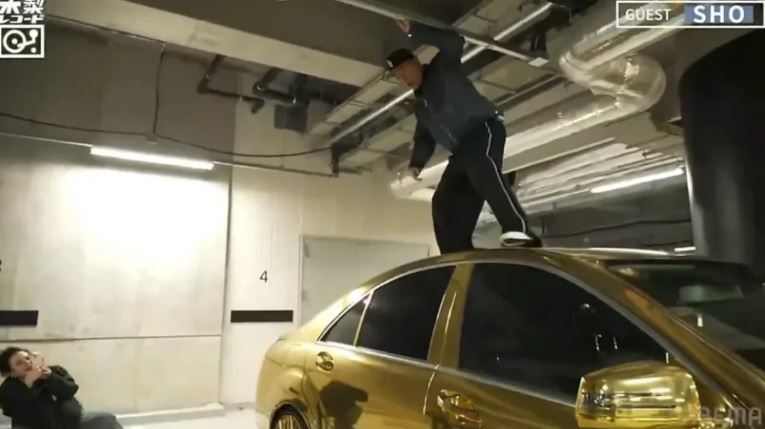 把賓士車頂當腳踏板！大咖主持人踩凹來賓愛車　歌手痛訴：為大局忍了