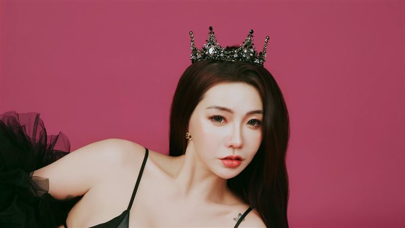 拍攝生涯難忘!JKF冠軍女郎雅捷還原場景:仍哭笑不得