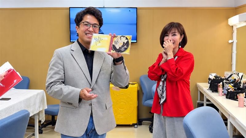 沈伯洋變身小粉絲!拿父母珍藏CD追星陳美鳳「求簽名」 網笑讚:太可愛