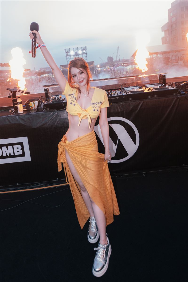 美女DJ VEENA嗨翻水炸彈！嗨一半「罩衫直接脫了」自製辣台妹炸進舞台