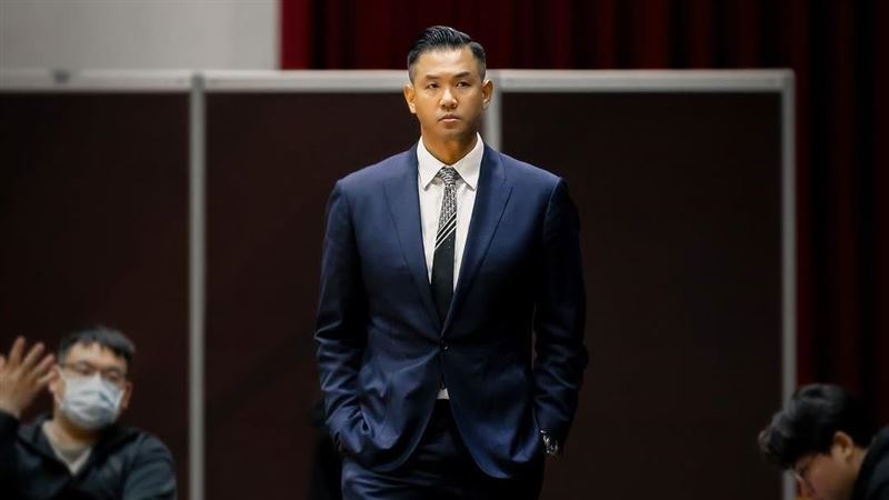 看球突胸悶「吃中藥又吞胃藥」！黑人痛到受不了急開刀　發病內幕曝