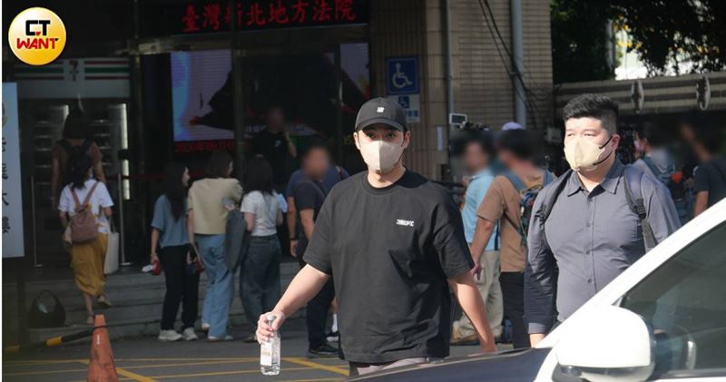 閃兵後求生1/李唯楓開庭後約女伴看中醫 共看手機甜蜜返家