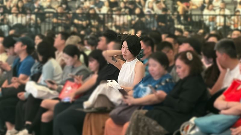直擊/蕭煌奇絕美愛妻現身!演唱會「第一排C位」力挺 甜送花籃祝賀