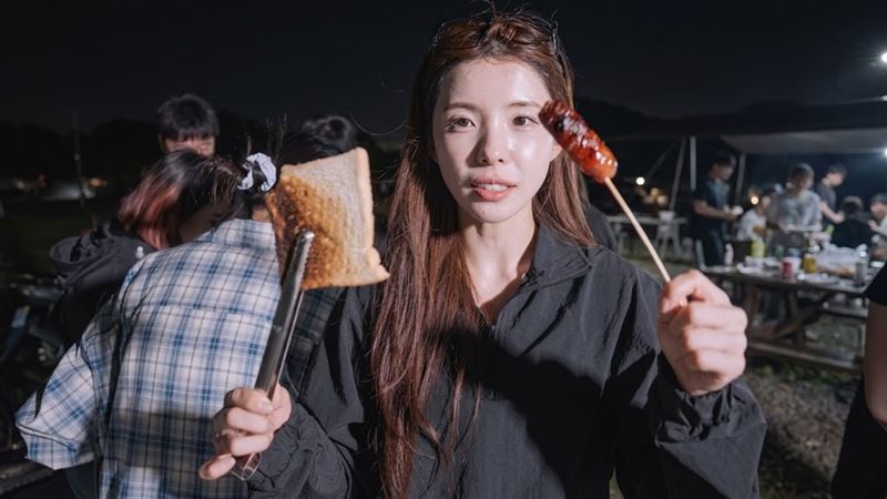 李多慧來台4年解鎖「台式中秋」!請客辦烤肉派對 讚:吐司夾肉太聰明