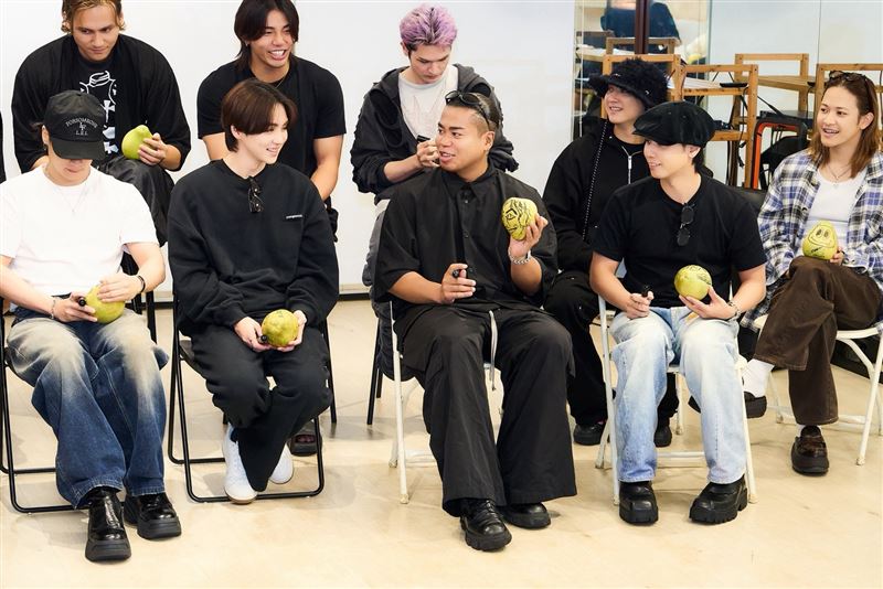 三度來台!THE RAMPAGE中秋體驗很有台味 成員畫文旦全場被萌翻