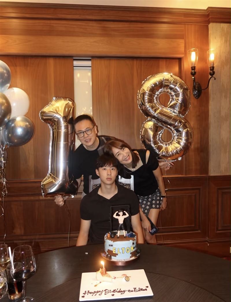 賈永婕兒滿18歲了！盼他「有追女生的眼光」　高顏值長相成焦點