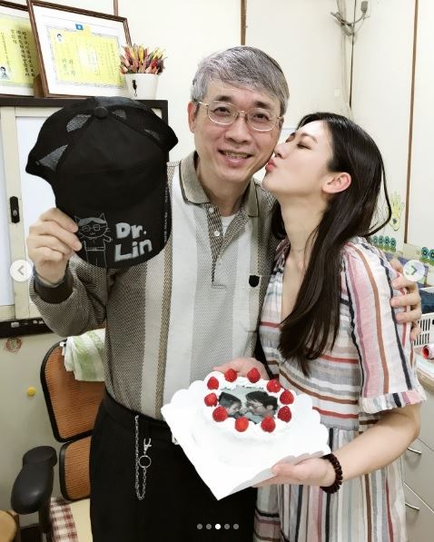 名醫父離世半年！林逸欣「拆除診所招牌」慟喊：除了你不在一切都好