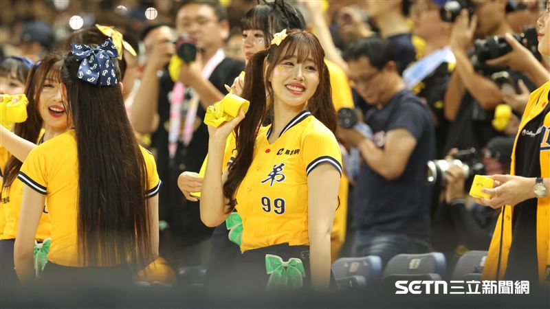 獨家/金渡兒拋彩帶初體驗!想和住院的JJUBI分享 許願4本柱再拋1次