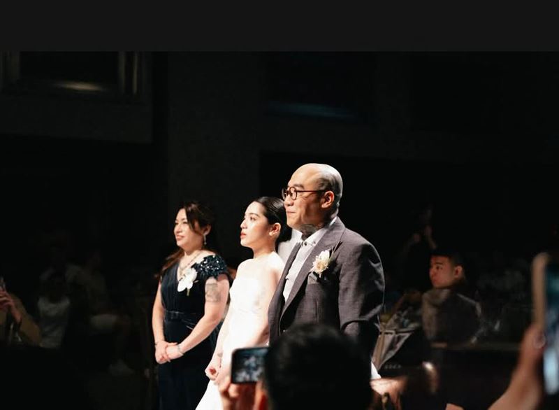 鋼鐵爸正妹愛女出嫁！夫妻高顏值婚紗照曝光　爸爸「來不及見證」成遺憾