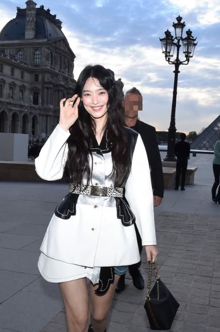 申敏兒巴黎大秀合體小16歲Felix!同框竟無年齡差 超狂凍齡美貌掀熱議