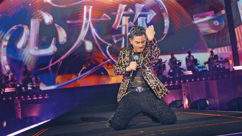星爸媽難為/獨家!神似老爸拒當明星 任賢齊18歲兒子低調隨行