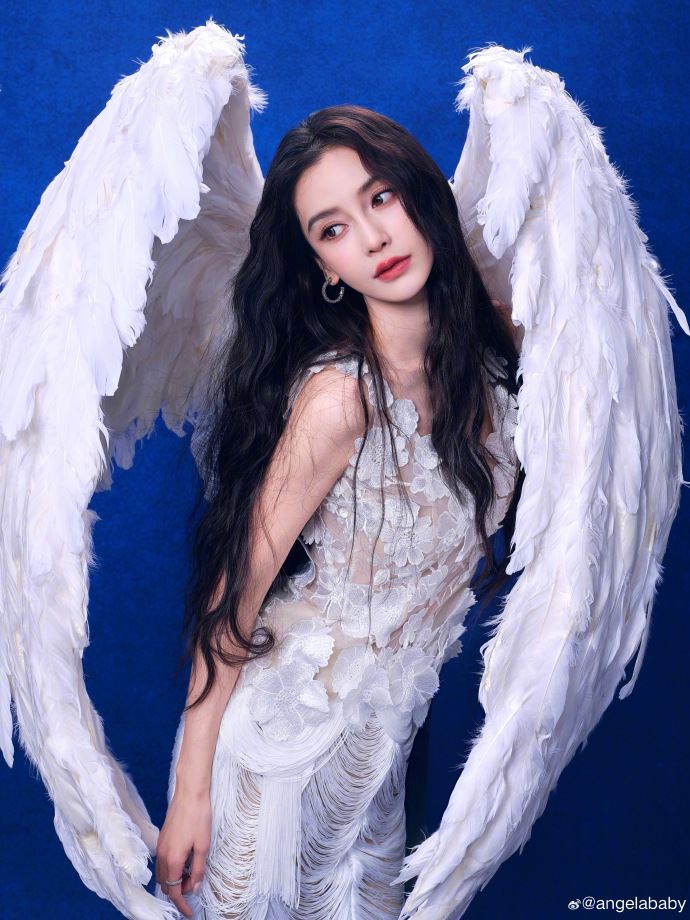 Angelababy直播遭酸顯老！高清鏡頭放大眼紋　無奈吐心聲：真的好想哭