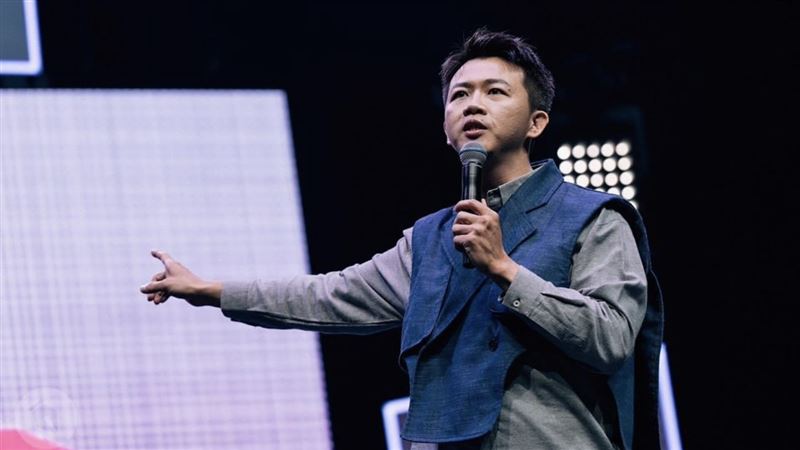 諷習近平遭中共跨國鎮壓!黃逸豪再發聲 連問傅崐萁20次:要不要立法?