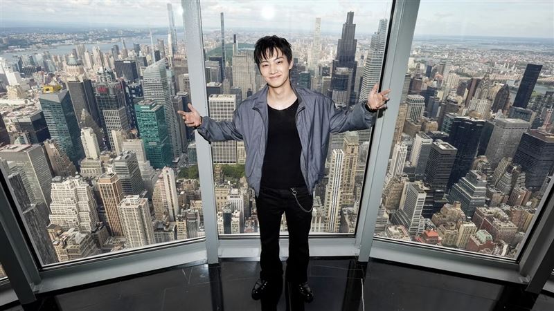 開直播被抓包「牆上貼滿裸女照」！大咖男星形象全毀　首度發聲